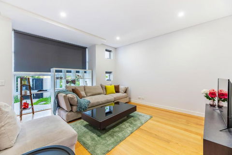 Relax In A Spacious & Modern Townhouse In Asquith - Sunshine Coast Guide 5