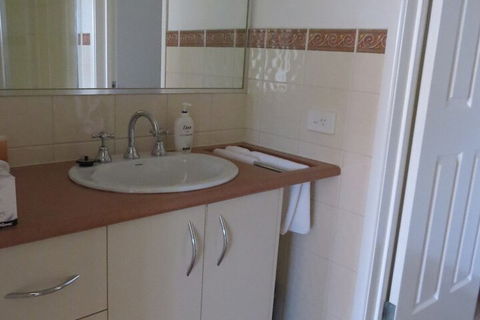 Elsinor Townhouse 10 Mulwala - Sunshine Coast Guide 6
