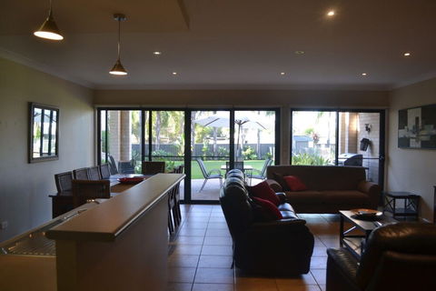 Elsinor Townhouse 4 Mulwala - Sunshine Coast Guide 6