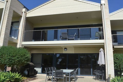 Elsinor Townhouse 7 Mulwala - Sunshine Coast Guide 1