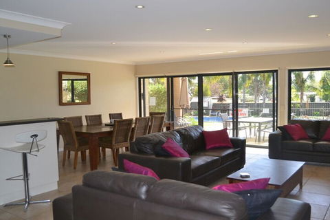 Elsinor Townhouse 7 Mulwala - Sunshine Coast Guide 4