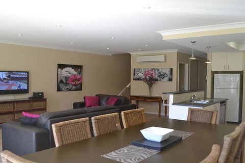 Elsinor Townhouse 7 Mulwala - Sunshine Coast Guide 7