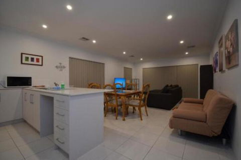 Park View Modern House - Sunshine Coast Guide 4