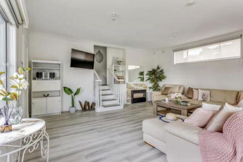 A Wave From It All - Sunshine Coast Guide 7