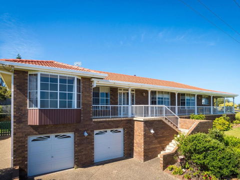 120 Ocean Parade Dalmeny - Sunshine Coast Guide 2