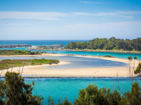 Grand Pacific I Unit 3 - Sunshine Coast Guide 1