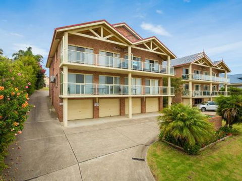 Grand Pacific 2 Unit 1 - Sunshine Coast Guide 1