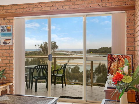 Grand Pacific 2 Unit 1 - Sunshine Coast Guide 3
