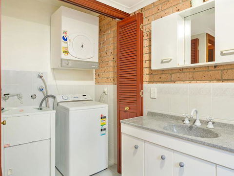 Grand Pacific 2 Unit 1 - Sunshine Coast Guide 4