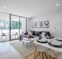 Executive Luxury Apt With Parking Next to Station