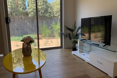 Delicate Bundoora Townhouse 10 - Sunshine Coast Guide 5