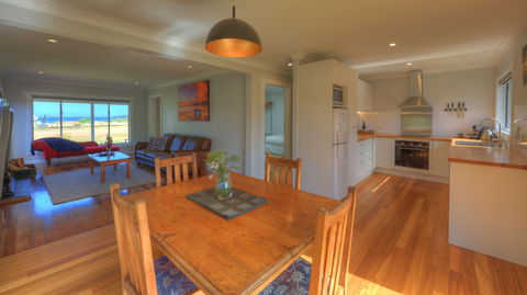 Castaway Cottage - Essentially Tas - Sunshine Coast Guide 1