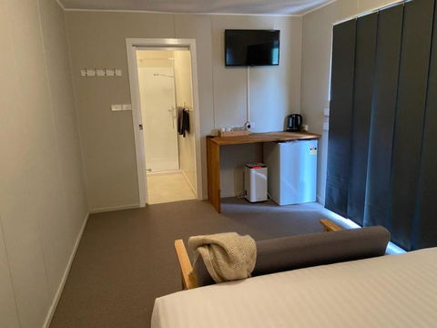 Railway Hotel Queenstown - Sunshine Coast Guide 1