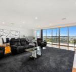 BENGALEE EXECUTIVE TOWNHOUSE MODERN  STYLISH - Sunshine Coast Guide