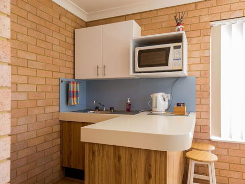 NARRAWALLEE RETREAT - Sunshine Coast Guide 4