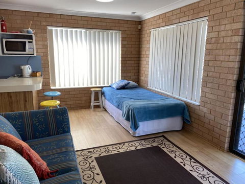 NARRAWALLEE RETREAT - Sunshine Coast Guide 2