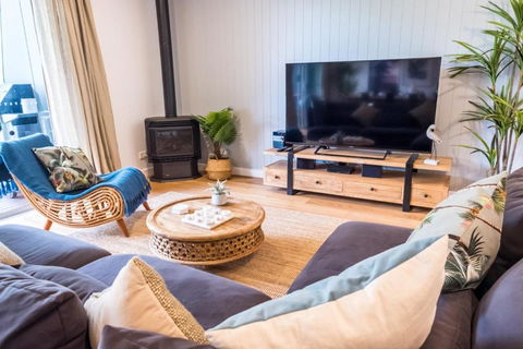 Pandanas Apartments 17B Mollymook Beach - Sunshine Coast Guide 3