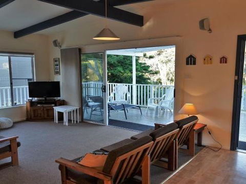 Wonky Pine Beach House NARRWALLEE 4 Bedroom - Sunshine Coast Guide 3