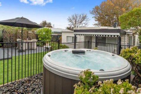 Amber Cottage Luxury Seaside Retreat With Outdoor Spa! - Sunshine Coast Guide 4