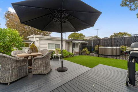 Amber Cottage Luxury Seaside Retreat With Outdoor Spa! - Sunshine Coast Guide 0