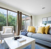 Spacious Lovely Home In Point Cook - Sunshine Coast Guide