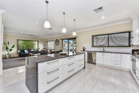 Accommodation On Lansell 2 - Sunshine Coast Guide 1