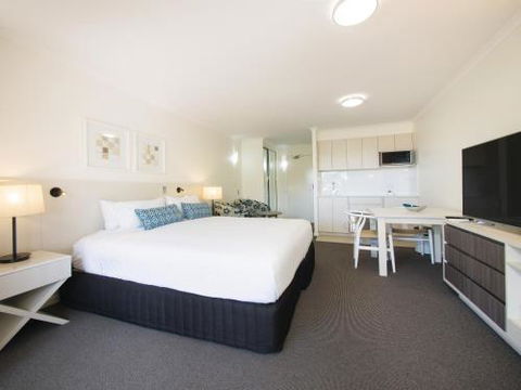 Apartments At 2 Landsborough - Sunshine Coast Guide 4
