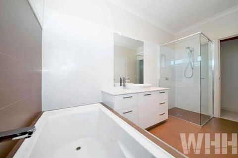 Adelphi Views On Luton Woodlands - Sunshine Coast Guide 4