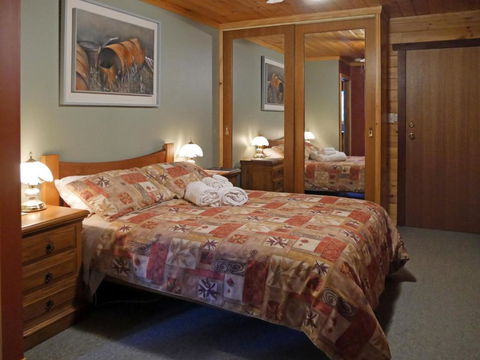 Acacia Hills Retreat - Sunshine Coast Guide 3