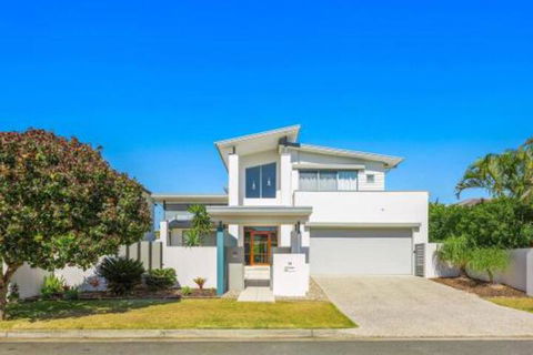 Elliston At Corporate Boardies. - Sunshine Coast Guide 2