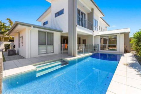 Elliston At Corporate Boardies. - Sunshine Coast Guide 0