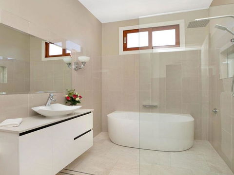 Advilla Stylish Charming & Central Location - Sunshine Coast Guide 2