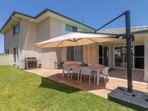 Azure Waters Perfectly Positioned With Ocean Views - Sunshine Coast Guide 1