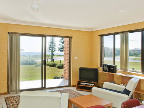 The Penguins Head Across From The Beach - Sunshine Coast Guide 1