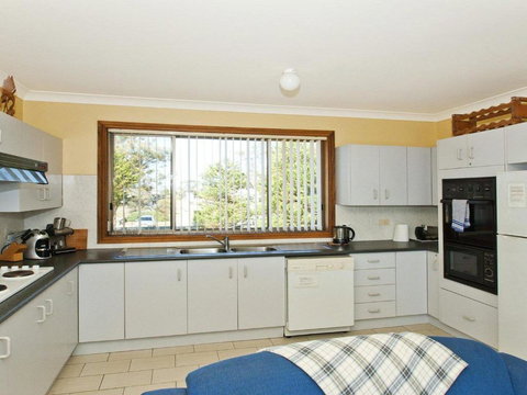 The Penguins Head Across From The Beach - Sunshine Coast Guide 5