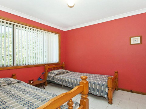 The Penguins Head Across From The Beach - Sunshine Coast Guide 2