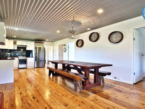 The Lobster Pot Great Outdoor Eating Area - Sunshine Coast Guide 4