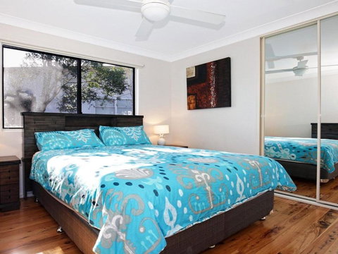 The Lobster Pot Great Outdoor Eating Area - Sunshine Coast Guide 2