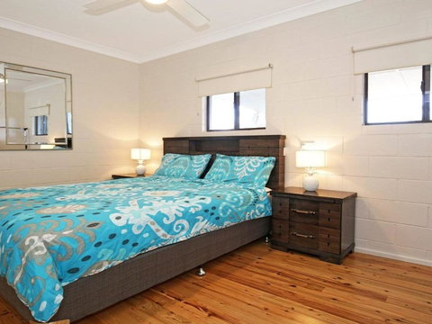 The Lobster Pot Great Outdoor Eating Area - Sunshine Coast Guide 1