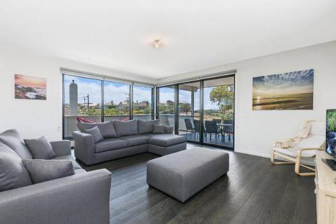 Thunder Point - Sunshine Coast Guide 0