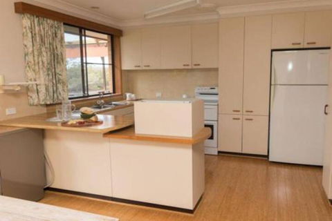 Kookas Nest Waterfront Home Tranquil Setting - Sunshine Coast Guide 3