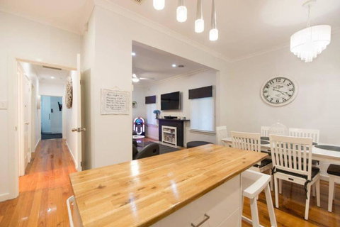 Trotters Retreat - Sunshine Coast Guide 2