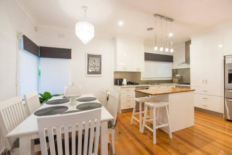 Trotters Retreat - Sunshine Coast Guide 3