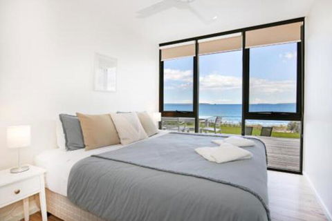 Azure Absolute Beachfront Pet Friendly - Sunshine Coast Guide 3