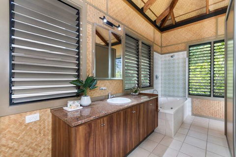 Absolute Beachfront - Sunshine Coast Guide 7
