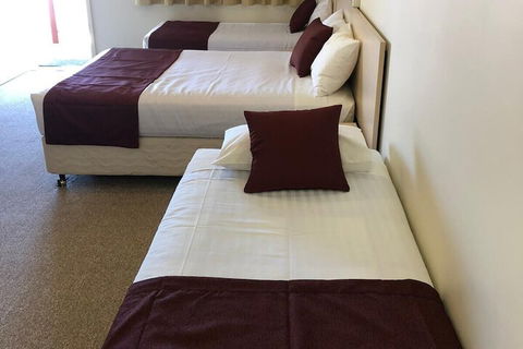 Overlander Motor Lodge - Sunshine Coast Guide 6