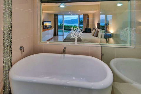 Bella Vista East 3 Luxury Ocean Views Large Flat Grassed Area + Buggy - Sunshine Coast Guide 3