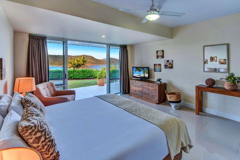 Bella Vista East 3 Luxury Ocean Views Large Flat Grassed Area + Buggy - Sunshine Coast Guide 4