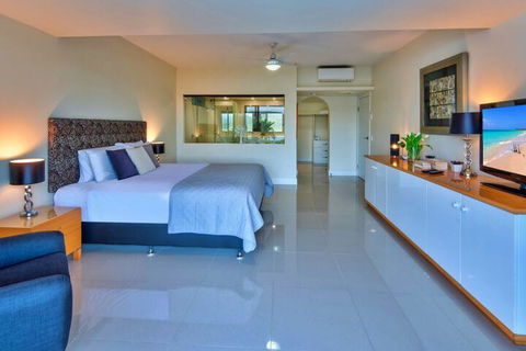 Bella Vista East 3 Luxury Ocean Views Large Flat Grassed Area + Buggy - Sunshine Coast Guide 7