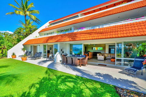 Bella Vista East 3 Luxury Ocean Views Large Flat Grassed Area + Buggy - Sunshine Coast Guide 1